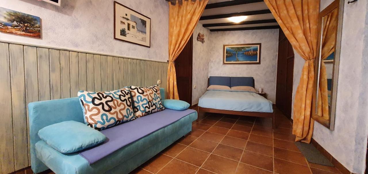 Studio Apartment Grisia Ровінь Екстер'єр фото