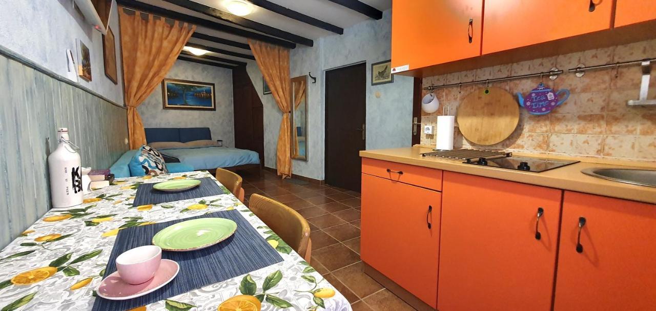 Studio Apartment Grisia Ровінь Екстер'єр фото
